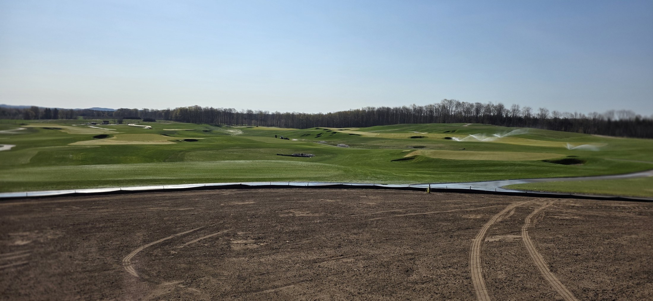 Wide ground-level view across The Dozen at Arcadia Bluffs